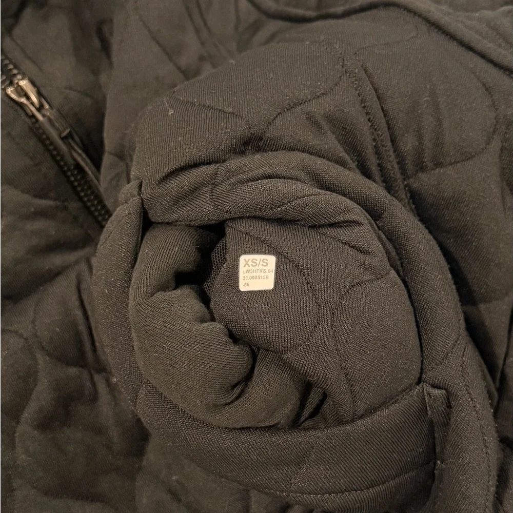 Lululemon Black/Cropped Quilted Half Zip Scuba - Picture 6 of 6